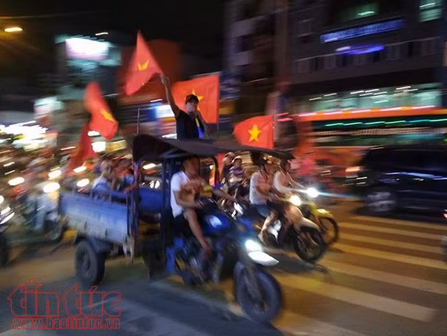 Cổ động viên TP Hồ Chí Minh xuống đường ăn mừng chiến thắng đội tuyển U23 Việt Nam ảnh 12