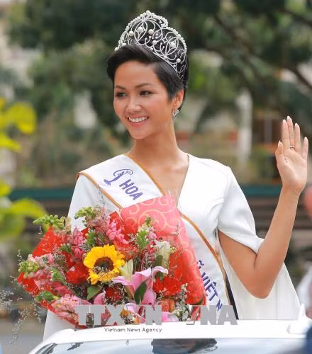 Hoa hậu Hoàn vũ H’Hen Niê tươi tắn tham gia hoạt động cộng đồng tại Đắk Lắk ảnh 4
