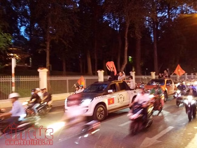 Cổ động viên TP Hồ Chí Minh xuống đường ăn mừng chiến thắng đội tuyển U23 Việt Nam ảnh 1