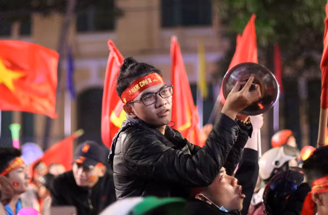 Đường phố rợp cờ, dòng người tràn đường cổ vũ dù U23 Việt Nam không vô địch ảnh 15