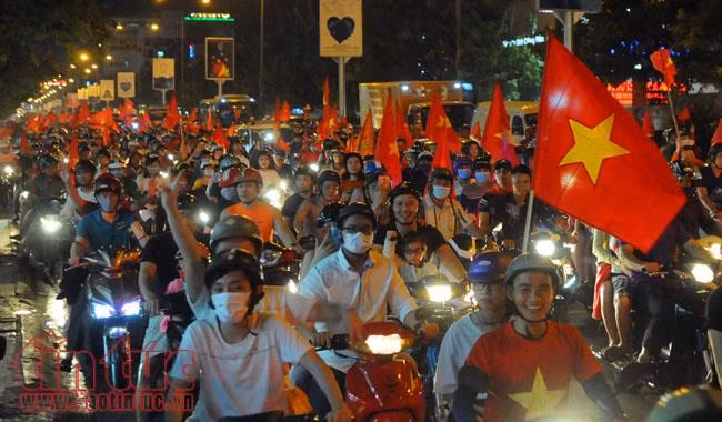 1001 kiểu ăn mừng của người dân TP Hồ Chí Minh ảnh 10