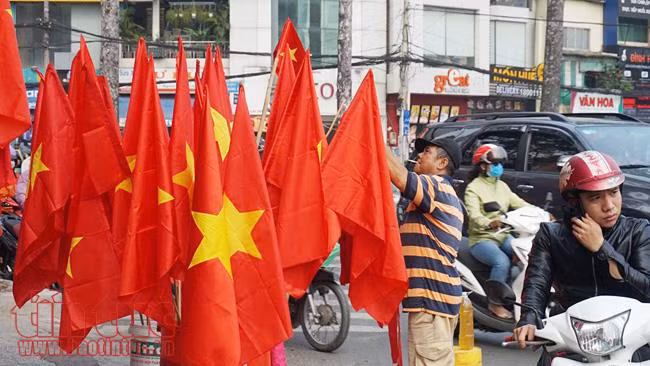 Mỏi tay bán cờ, áo cổ vũ U23 Việt Nam ảnh 12