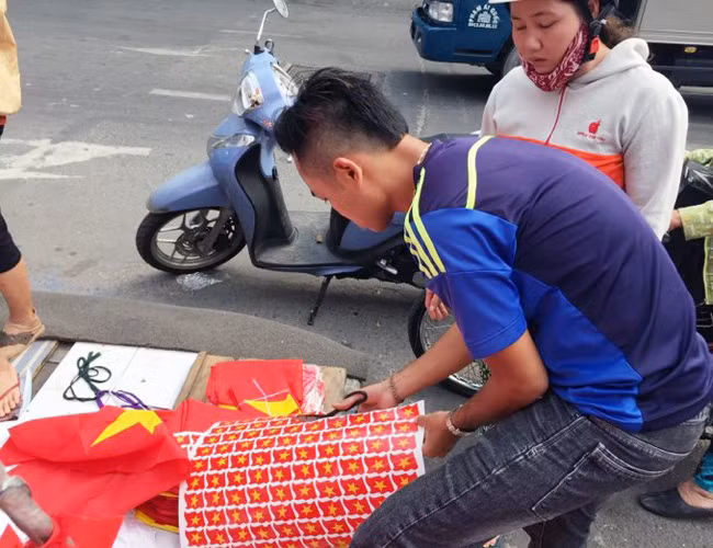 Mỏi tay bán cờ, áo cổ vũ U23 Việt Nam ảnh 4