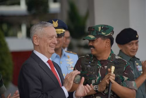 Đặc nhiệm Indonesia trình diễn kỹ năng độc đáo trước mắt Bộ trưởng Quốc phòng Mỹ ảnh 3