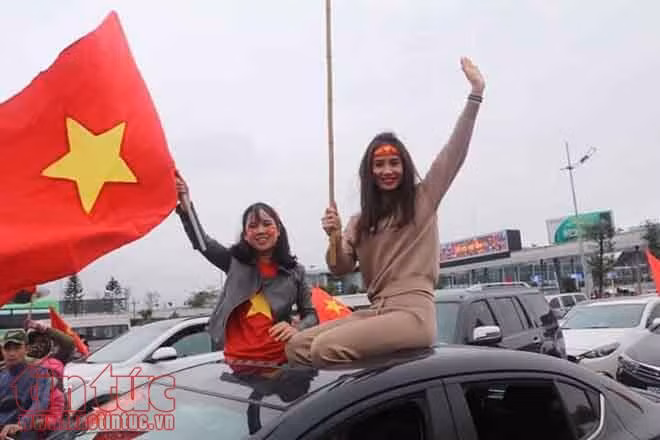 U23 Việt Nam trở về trong tiếng reo hò của người hâm mộ ảnh 2