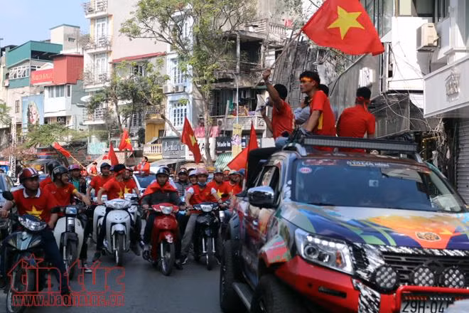 Phố Hàng Bông, Trịnh Hoài Đức ' nóng bỏng' màu cờ, màu áo cổ động U23 Việt Nam ảnh 10