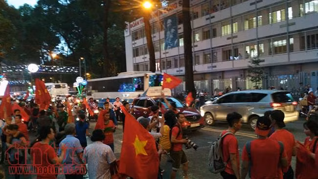 Cổ động viên TP Hồ Chí Minh xuống đường ăn mừng chiến thắng đội tuyển U23 Việt Nam ảnh 2