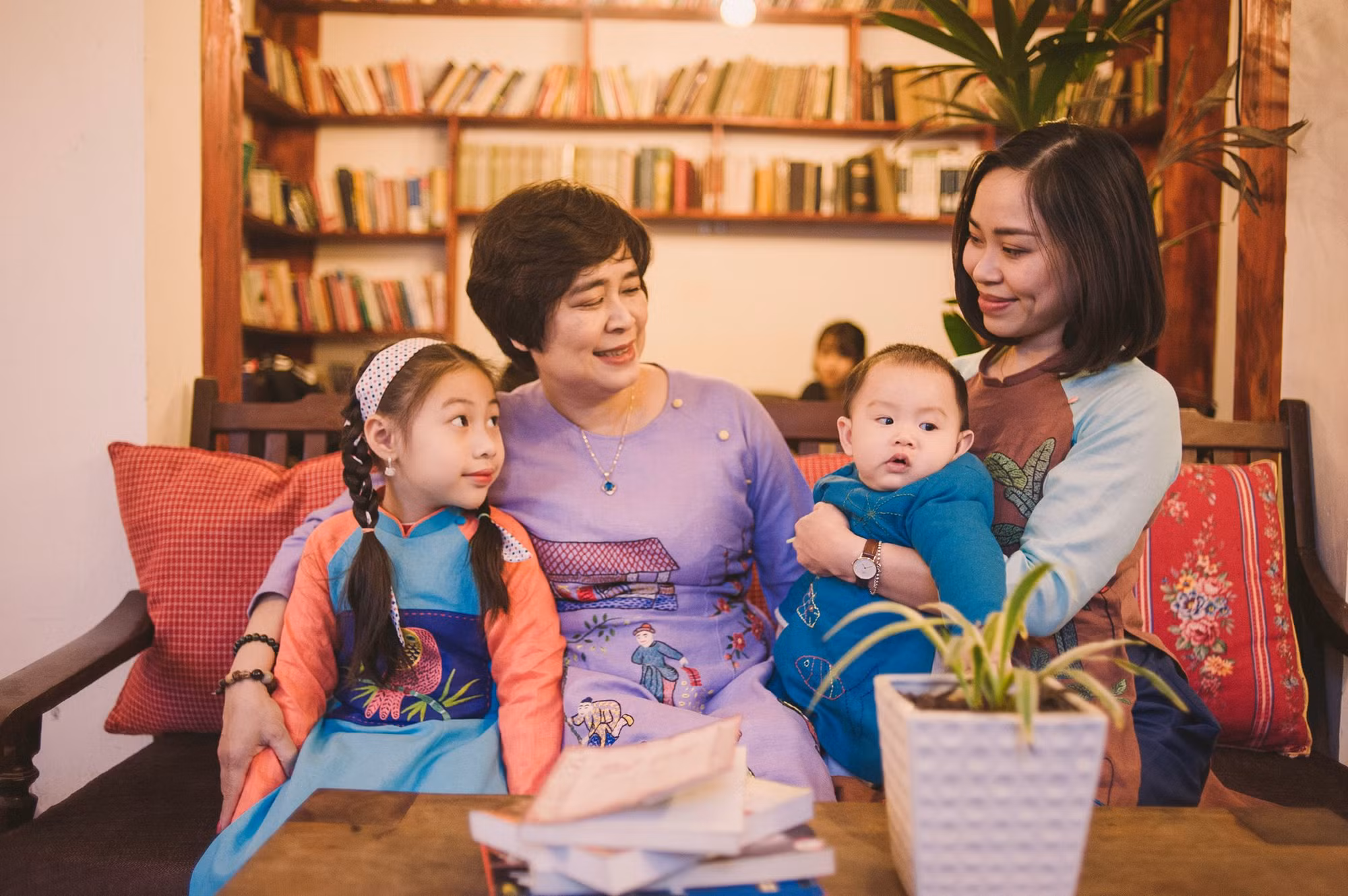 Áo dài Tết: Xu hướng nào được 'săn lùng' ráo riết nhất? ảnh 1