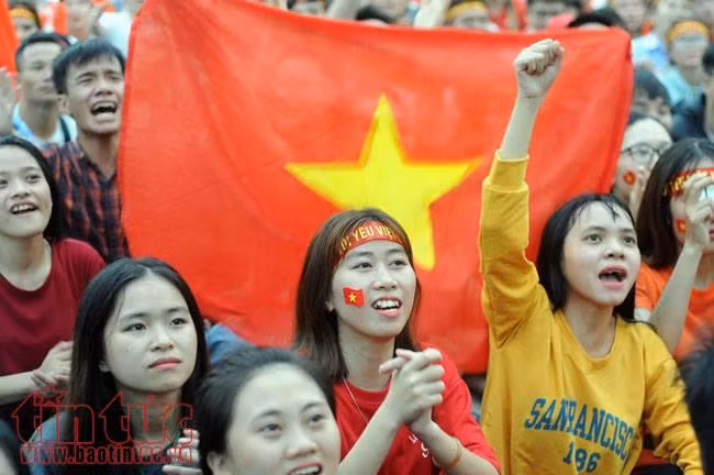 Cổ động viên TP Hồ Chí Minh đội mưa xem U23 Việt Nam ảnh 16