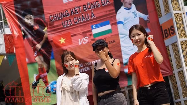 Ngắm các nữ cổ động viên xinh đẹp cổ vũ cho đội tuyển U23 Việt Nam ảnh 10
