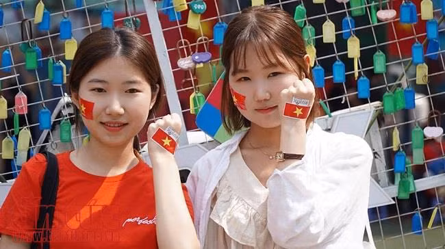 Ngắm các nữ cổ động viên xinh đẹp cổ vũ cho đội tuyển U23 Việt Nam ảnh 7