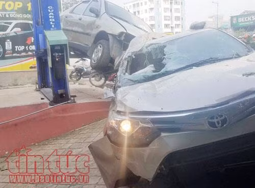 Ô tô 'phi' như bay lên vỉa hè, tông bẹp ô tô trên đại lộ Phạm Văn Đồng ảnh 3