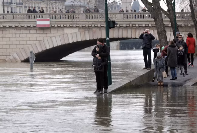 Cảnh sông Seine vỡ bờ, Paris chìm trong nước ảnh 4