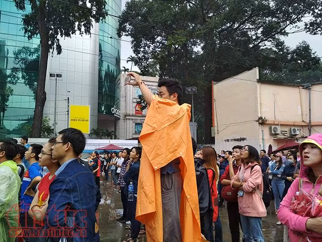 Cổ động viên TP Hồ Chí Minh đội mưa xem U23 Việt Nam ảnh 5