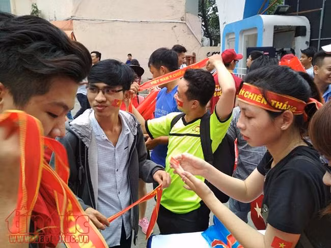 Cổ động viên TP Hồ Chí Minh đội mưa xem U23 Việt Nam ảnh 3