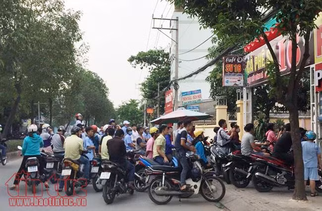 Cổ động viên TP Hồ Chí Minh đội mưa xem U23 Việt Nam ảnh 13