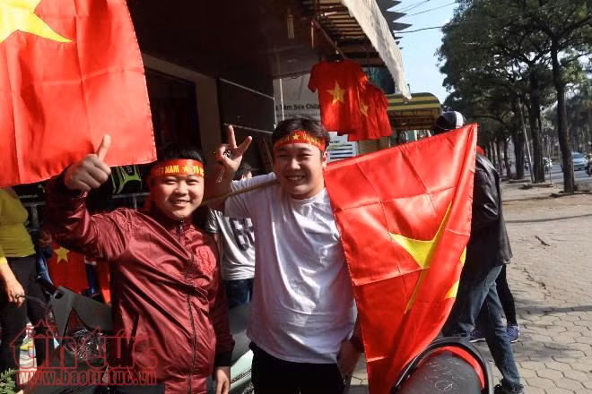 Hà Nội náo nhiệt cờ hoa cổ vũ cho đội tuyển U23 Việt Nam ảnh 1