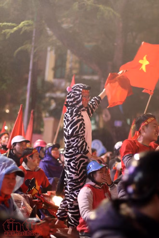 Đường phố rợp cờ, dòng người tràn đường cổ vũ dù U23 Việt Nam không vô địch ảnh 16