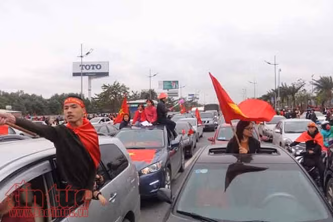 U23 Việt Nam trở về trong tiếng reo hò của người hâm mộ ảnh 9