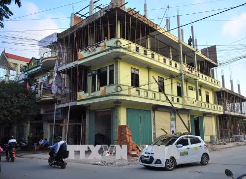 Thanh sắt rơi từ công trình đâm xuyên nóc taxi, một người tử vong ngay tại chỗ ảnh 1