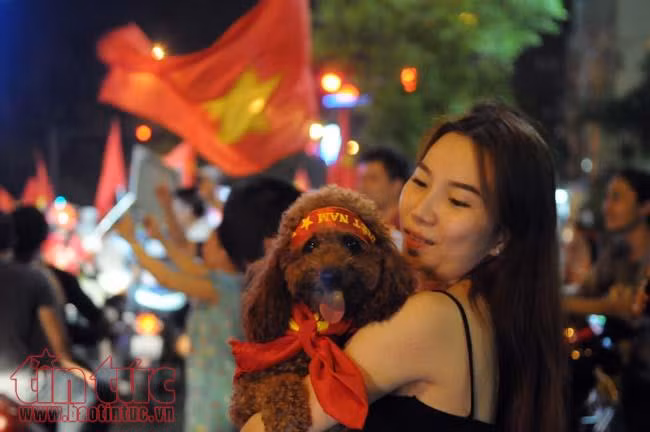 1001 kiểu ăn mừng của người dân TP Hồ Chí Minh ảnh 11