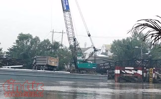 Trục vớt xe tải làm sập cầu Long Kiển để phục vụ điều tra ảnh 1