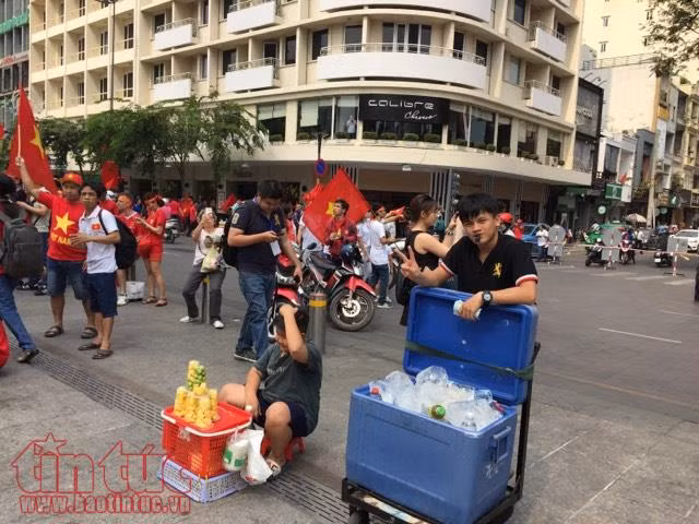 Dịch vụ 'ăn theo' trận chung kết U23 châu Á tại phố đi bộ Nguyễn Huệ đắt đỏ ảnh 2