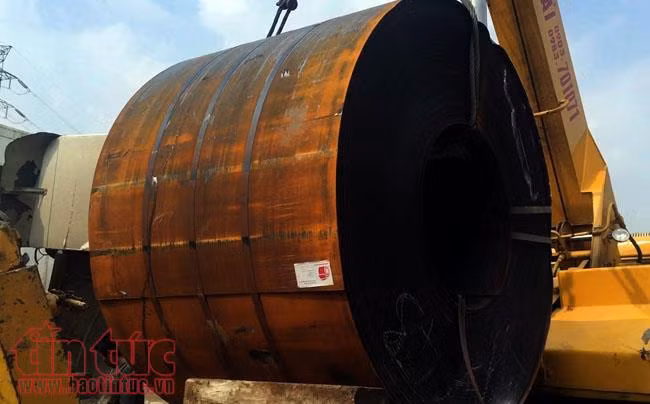 Phanh gấp, cuộn sắt hàng chục tấn đè bẹp đầu xe container ảnh 2