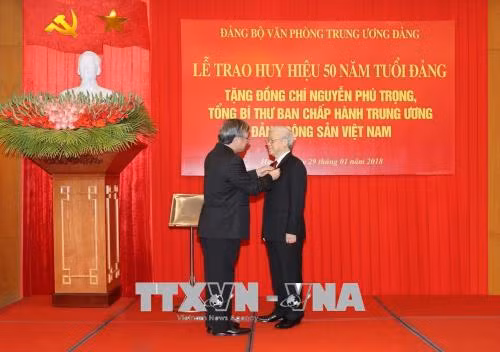 Tổng Bí thư Nguyễn Phú Trọng nhận Huy hiệu 50 năm tuổi Đảng ảnh 1