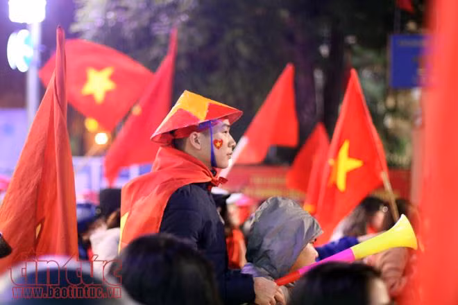 Đường phố rợp cờ, dòng người tràn đường cổ vũ dù U23 Việt Nam không vô địch ảnh 3