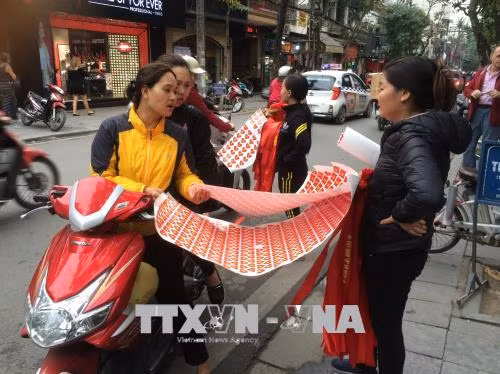 Thủ đô rợp bóng cờ đỏ sao vàng trước giờ bóng lăn ảnh 6