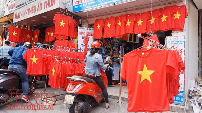 Mỏi tay bán cờ, áo cổ vũ U23 Việt Nam ảnh 9
