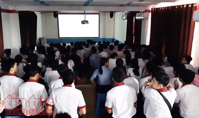 Cổ động viên TP Hồ Chí Minh đội mưa xem U23 Việt Nam ảnh 8