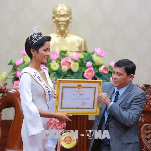 Hoa hậu Hoàn vũ H’Hen Niê tươi tắn tham gia hoạt động cộng đồng tại Đắk Lắk ảnh 2