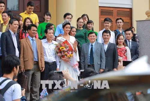 Hoa hậu Hoàn vũ H’Hen Niê tươi tắn tham gia hoạt động cộng đồng tại Đắk Lắk ảnh 6