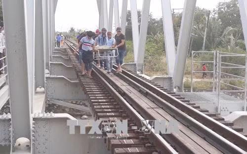 Ngồi trên đường ray, thanh niên bị tàu Bắc Nam đâm tử vong, kéo lê 70m ảnh 1