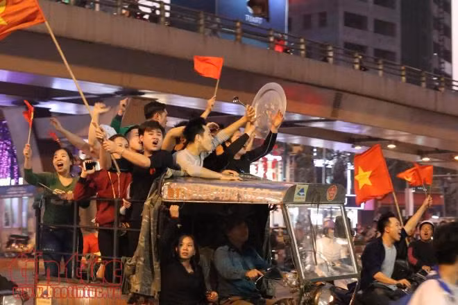 'Việt Nam vô địch, Việt Nam vô địch' - Cổ động viên đang hô vang đường phố ảnh 2