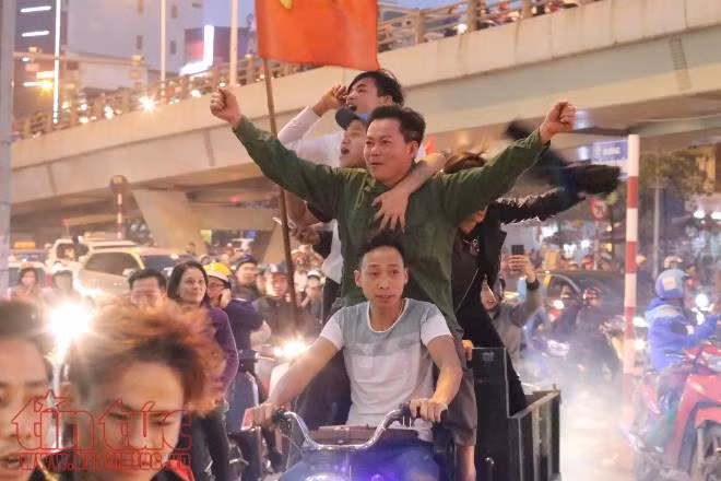 'Việt Nam vô địch, Việt Nam vô địch' - Cổ động viên đang hô vang đường phố ảnh 3