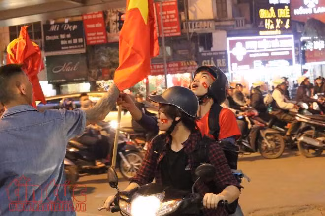 'Việt Nam vô địch, Việt Nam vô địch' - Cổ động viên đang hô vang đường phố ảnh 7