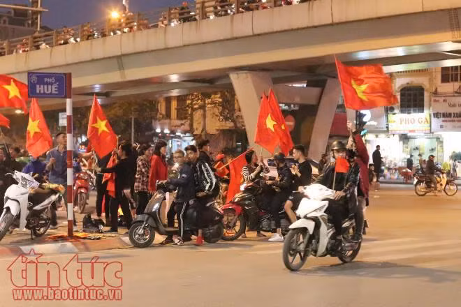 'Việt Nam vô địch, Việt Nam vô địch' - Cổ động viên đang hô vang đường phố ảnh 8
