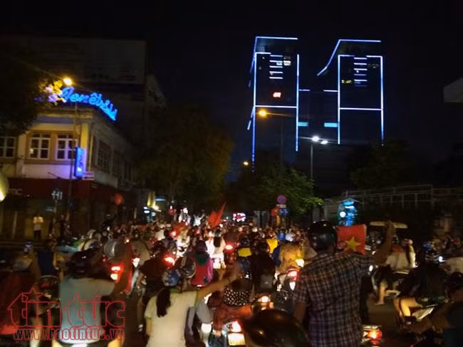 Người dân TP Hồ Chí Minh ào ạt xuống đường ăn mừng chiến thắng của U23 Việt Nam ảnh 5