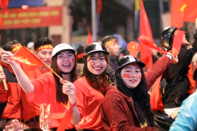 Đường phố rợp cờ, dòng người tràn đường cổ vũ dù U23 Việt Nam không vô địch ảnh 6