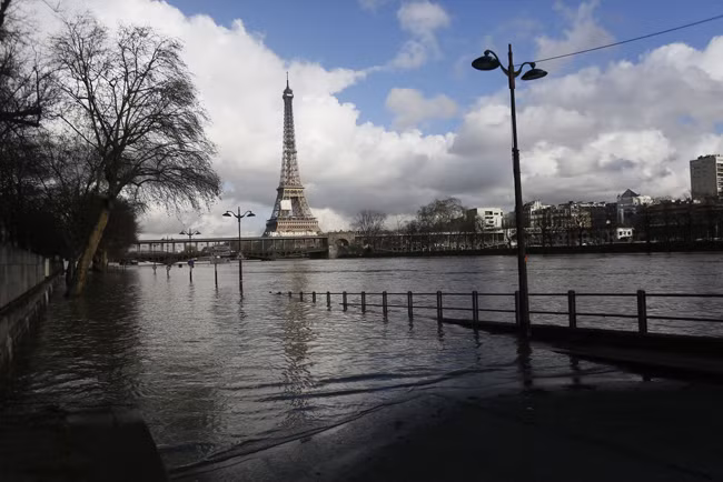 Cảnh sông Seine vỡ bờ, Paris chìm trong nước ảnh 8