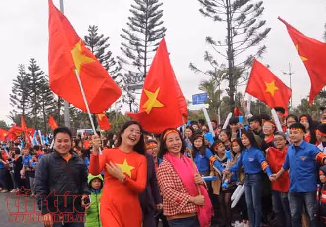 Không khí náo nhiệt đón đội tuyển U23 Việt Nam tại sân bay Nội Bài, Hà Nội ảnh 7