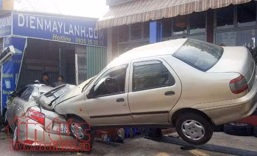 Ô tô 'phi' như bay lên vỉa hè, tông bẹp ô tô trên đại lộ Phạm Văn Đồng ảnh 1