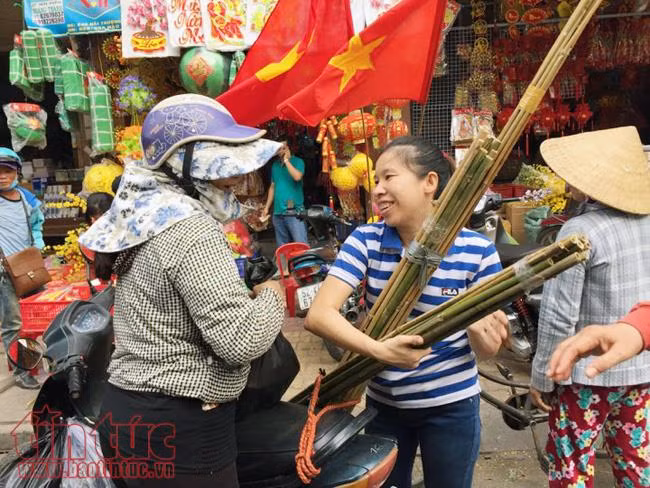 Mỏi tay bán cờ, áo cổ vũ U23 Việt Nam ảnh 6