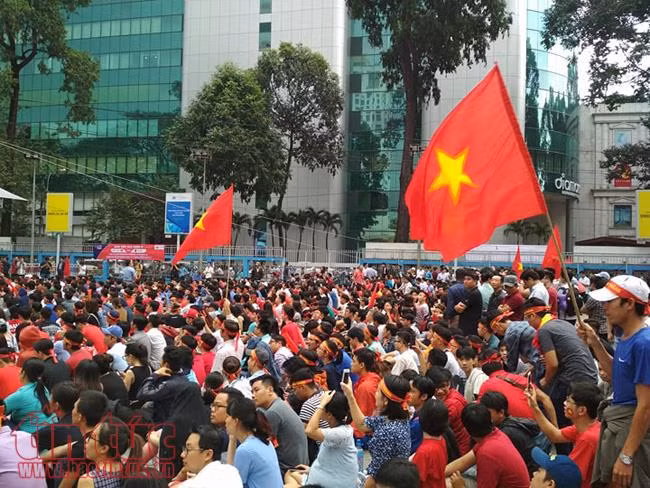 Cổ động viên TP Hồ Chí Minh đội mưa xem U23 Việt Nam ảnh 1