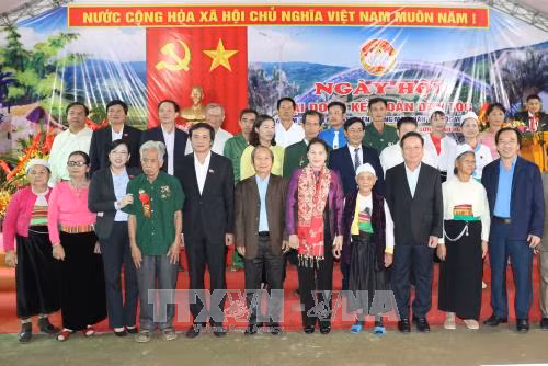 Chủ tịch Quốc hội dự Ngày hội Đại đoàn kết toàn dân tộc tại tỉnh Hòa Bình ảnh 2