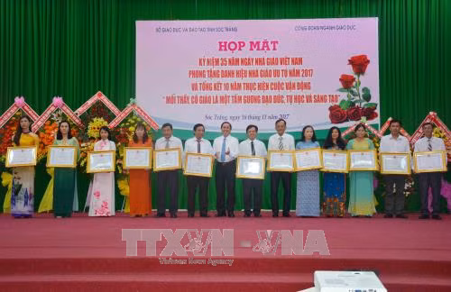  Tuyên dương các tập thể, cá nhân tiêu biểu trong sự nghiệp 'trồng người' ảnh 1