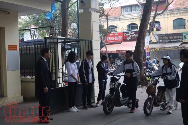 Ấm áp hình ảnh thầy Hiệu trưởng ngày ngày đứng trước cổng trường chào đón học sinh ảnh 5